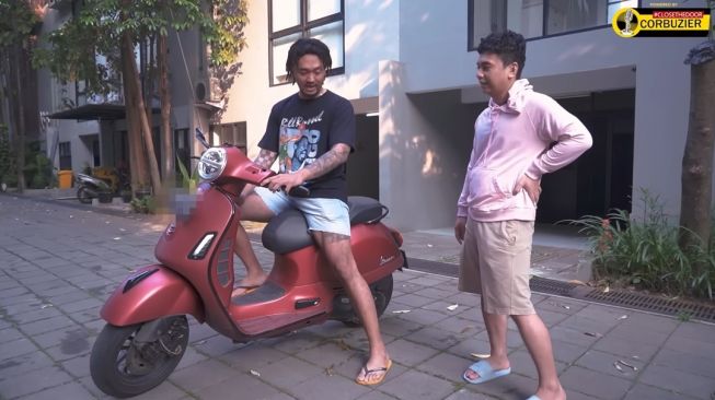 6 Momen Raditya Dika Belajar Naik Motor, Terjatuh Sekali dan Hampir Menabrak Pohon