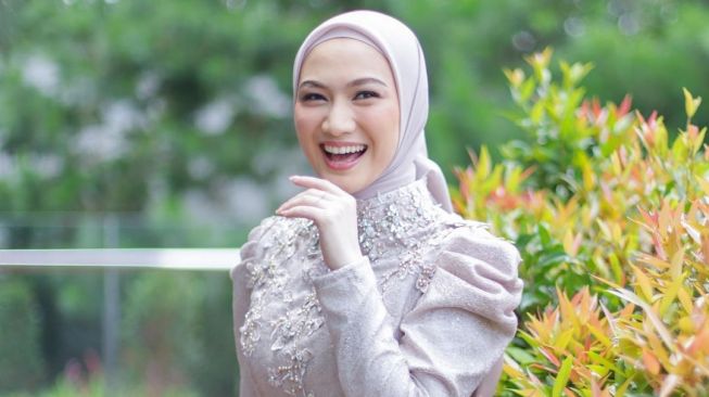 Gaya Artis Jadi Bridesmaid (instagram/@melodylaksani92)