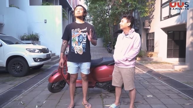 Momen Raditya Dika Belajar Naik Motor (YouTube Uus Kamukita)