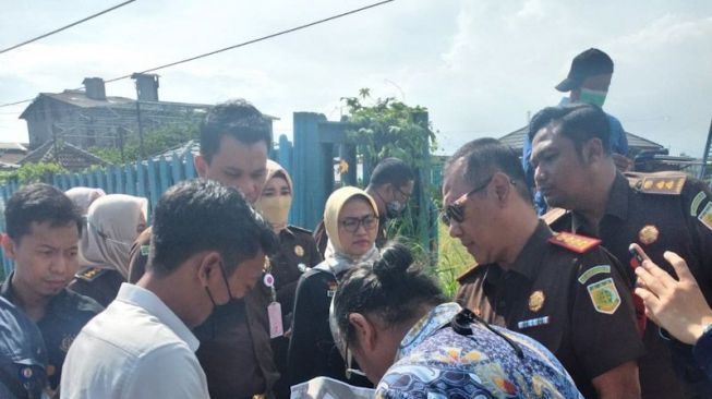 Tim Kejari Bandar Lampung Sita Eksekusi Aset Alay berupa Tanah dan Bangunan