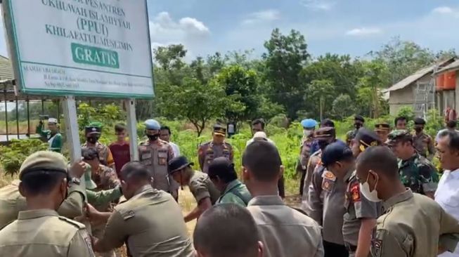 Pengasuh Ponpes  Khilafatul Muslimin di Mesuji tak Mau Hormat ke Bendera Merah Putih