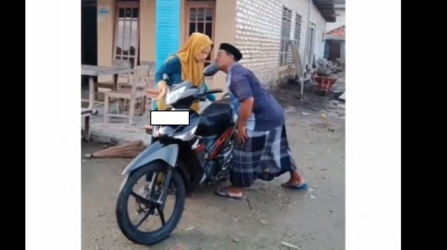 Honda Supra ternyata bisa menunjukkan sisi romantis kepada pasangan (Facebook)