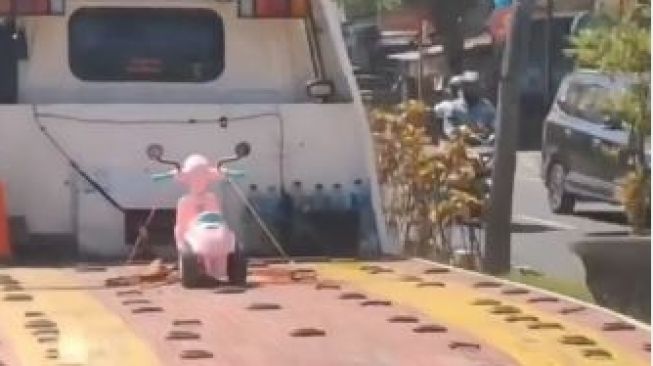 Viral Truk Towing Angkut Vespa Mainan, Warganet : The Real Sultan Ini