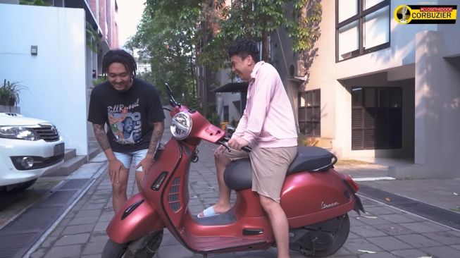 Momen Raditya Dika Belajar Naik Motor (YouTube Uus Kamukita)