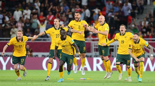 Para pemain Australia merayakan kemenangan atas Peru dalam pertandingan play-off inter-konfederasi Piala Dunia 2022 pada 13 Juni 2022, di Stadion Ahmed bin Ali di kota Ar-Rayyan, Qatar. Australia mengalahkan Peru dalam adu penalti untuk mengamankan tiket lolos ke putaran final Piala Dunia 2022 Qatar.KARIM JAAFAR / AFP