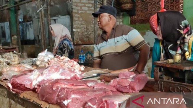 Pedagang daging sapi sepi pembeli sejak banyak sapi sakit akibat wabah penyakit mulut dan kuku. [Antara]