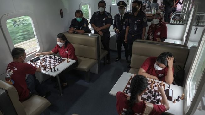 Suasana pertandingan empat orang master catur di dalam KA Kamandaka relasi Cilacap-Semarang, Selasa (14/6/2022).  ANTARA FOTO/Idhad Zakaria