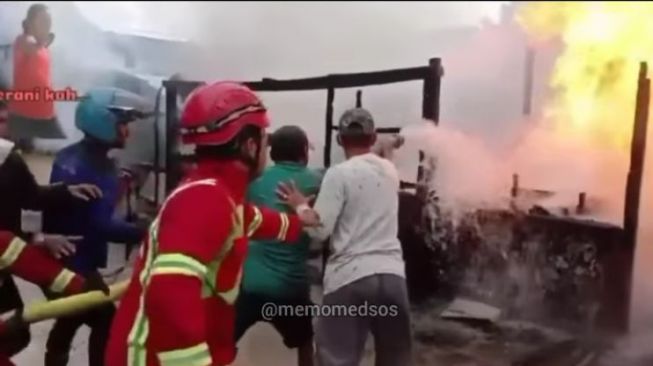 Viral Video Warga Rebut Selang Petugas Damkar saat Sedang Bertugas