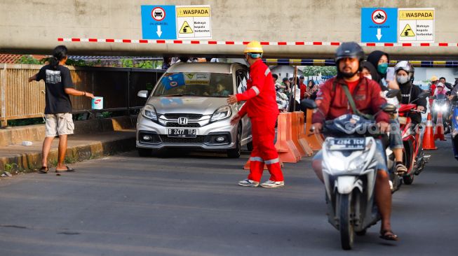 Girder Proyek Kereta Api Cepat Terpasang Terlalu Rendah, Mobil Hampir 'Nyangkut' saat Lewati Jembatan Antelope Bekasi