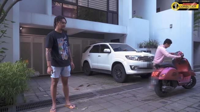 Momen Raditya Dika Belajar Naik Motor (YouTube Uus Kamukita)