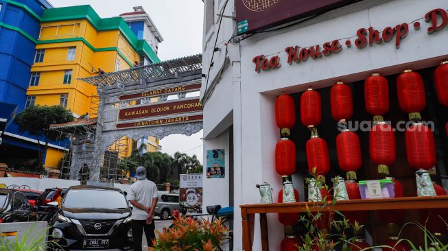 Suasana di depan pembangunan konstruksi proyek gapura Chinatown di Glodok, Jakarta Barat, Selasa (14/6/2022). [Suara.com/Alfian Winanto]