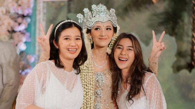 Gaya Artis Jadi Bridesmaid (instagram/@adindathomas)