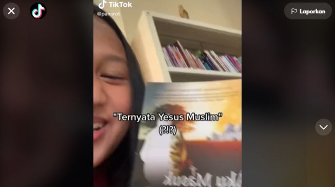 Wanita Ini Kaget Temukan Buku 'Aku Masuk Islam Karena Yesus' di Perpustakaan Gereja, Warganet: Otw Mualaf
