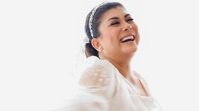 5 Maternity Shoot Regina Ivanova, Sederhana Menggunakan Kelambu Putih dan Sedikit Cahaya