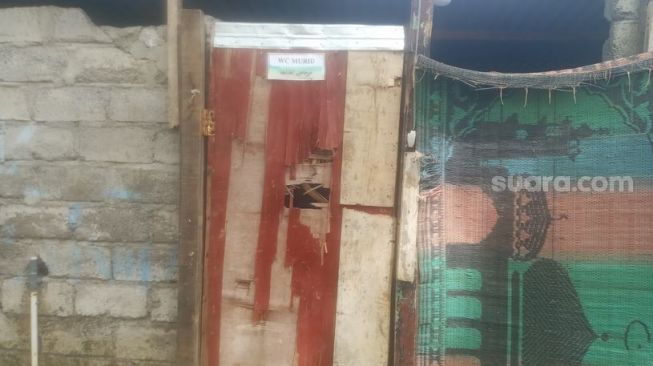 Kondisi toilet siswa SD Islam Ihyaa’uddin Aik Beta, Desa Perigi, Kecamatan Suela, Lombok Timur (Lotim). [Suara.com/Toni Hermawan] 