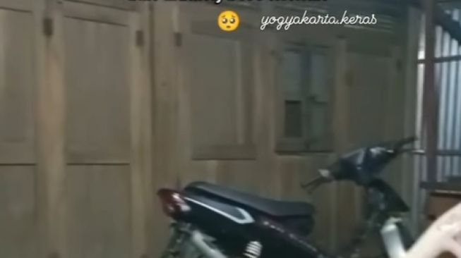 Video Viral Cewek Curhat Ditinggalin Cowok karena Rumahnya Kayu, Padahal Harganya...