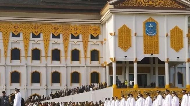 Gubernur Jambi Al Haris Ingatkan Kepala Desa yang Baru Dilantik untuk Tidak Ganti Istri