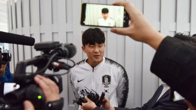 Pemain Timnas Korea Selatan Kim Min-jae tiba di Bandara Beijing, China, pada 14 Oktober 2019. [AFP]