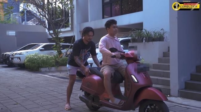 Momen Raditya Dika Belajar Naik Motor (YouTube Uus Kamukita)