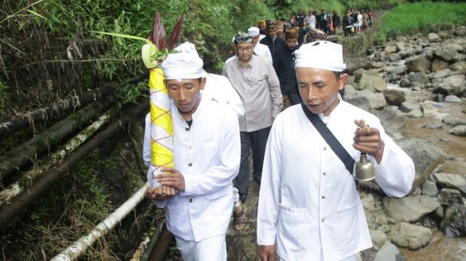 Ritual Mendak Tirta Suku Tengger di Air Terjun Madakaripura Jelang Perayaan Yadnya Kasada