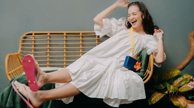 Contek OOTD Liburan ala Enzy Storia, Kasual dengan Dres dan Flip Flop