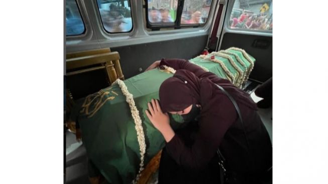 Nyesek Banget! Momen Zara Peluk Peti Jenazah Eril saat Menuju Pemakaman, Atalia Praratya Tak Kuat Tahan Tangis