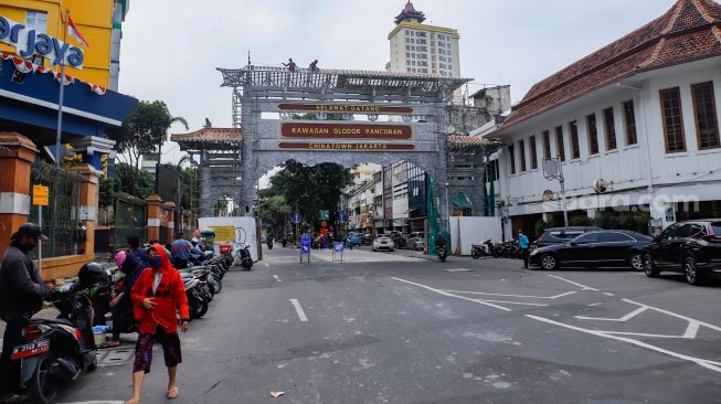 Suasana di depan pembangunan konstruksi proyek gapura Chinatown di Glodok, Jakarta Barat, Selasa (14/6/2022). [Suara.com/Alfian Winanto]