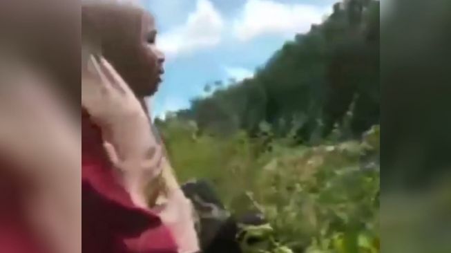 Viral Video Ibu Menangis Histeris Cari Anaknya Hanyut di Sungai Padang: Ikhsan Pulanglah, Mama Sudah Ikhlas
