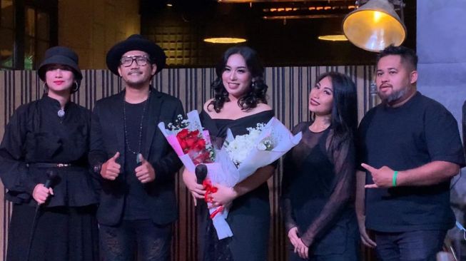 Mia Ismi (tengah memegang bunga) di acara launching lagu perdananya, "Terjerat" di Jakarta, Selasa (14/6/202)[Adiyoga Priyambodo/Suara.com]