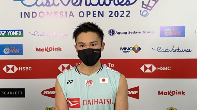 Pebulu tangkis tunggal putra Jepang Kento Momota kalah dari wakil Denmark Rasmus Gemke pada babak pertama Indonesia Open 2022 di Istora Gelora Bung Karno, Jakarta, Rabu (15/6/2022). (ANTARA/Shofi Ayudiana)