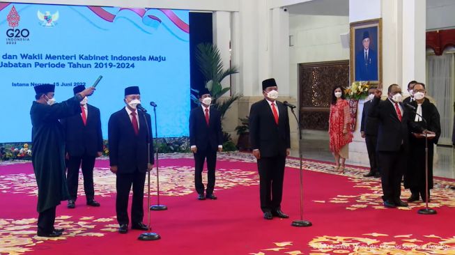 BREAKING: Jokowi Resmi Lantik Zulkifli Hasan Jadi Menteri Perdagangan dan Hadi Tjahjanto Jadi Menteri ATR/BPN