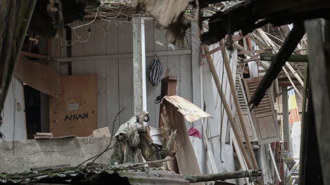 Kondisi dua rumah warga rusak akibat terkena ledakan di Desa Randegan, Kebasen, Banyumas, Jateng, Rabu (15/6/2022).  ANTARA FOTO/Idhad Zakaria