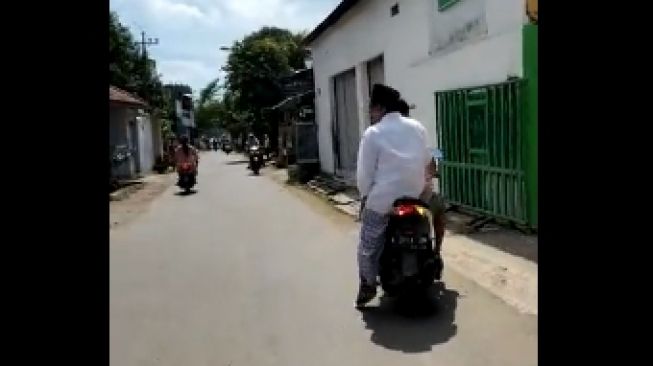 Potret Kesederhanaan Gus Baha, Terciduk Bonceng Warga Kampung Usai Isi Acara Haul di Lasem