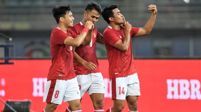 Penyerang Timnas Indonesia, Dimas Drajad (tengah). [Twitter/Akun Piala Asia AFC/screenshot]
