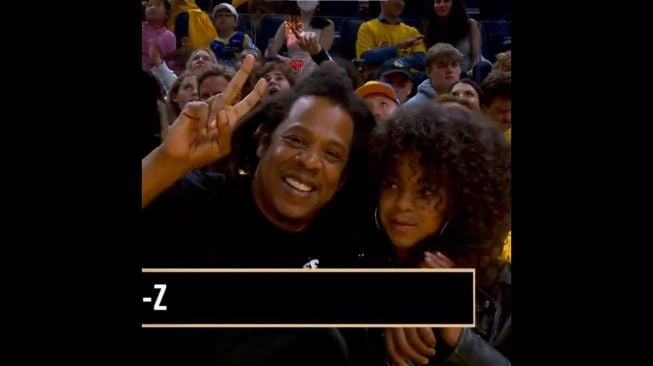 Gaya kompak Blue Ivy dan Jay Z saat menyaksikan NBA (twitter/phil_lewis_)