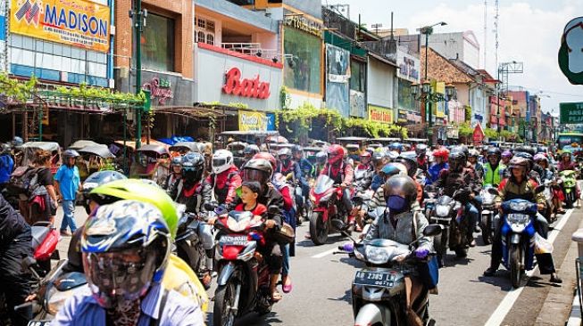 Berapa Denda Tilang Naik Motor Pakai Sendal Jepit? Segini Besaran Dendanya!