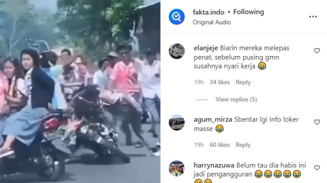 Rombongan pelajar SMA konvoi di jalan sampai ganggu pengendara lain (Instagram/ @fakta.indo).