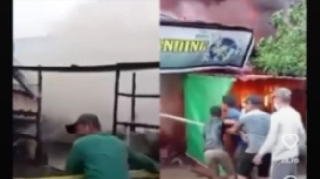 Sejumlah Warga Rebut Selang Petugas Damkar Saat Padamkan Api, Aksinya Viral