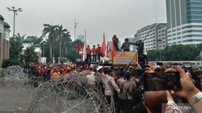 Buruh Demo di Depan Gedung DPR Siang Ini, 2.000 Polisi Berjaga