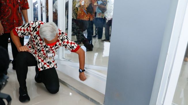 Ganjar Ketuk Tembok Sekolah SMA Tawangmangu, Pastikan Bangunan Kokoh