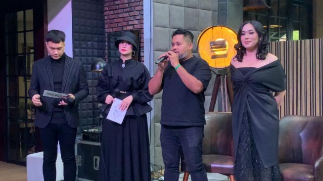 Mia Ismi (kanan) di acara launching lagu perdananya, "Terjerat" di Jakarta, Selasa (14/6/202). [Adiyoga Priyambodo/Suara.com]