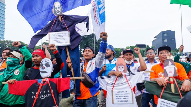 ILUSTRASI - Massa Buruh menggelar aksi unjuk rasa di depan gedung DPR, Senayan, Jakarta Pusat, Rabu (15/6/2022). [Suara.com/Alfian Winanto]