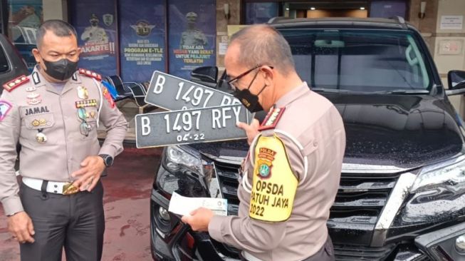 Polisi Tilang dan Cabut Pelat Nomor RFY Fortuner yang Terobos Jalur Busway di Ragunan