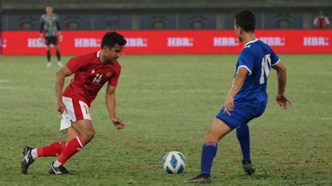 Pesepak bola Timnas Indonesia Asnawi Mangkualam (kiri) berusaha melewati pesepak bola Timnas Nepal pada laga terakhir Grup A Kualifikasi Piala Asia 2023 di Stadion Internasional Jaber Al Ahmad, Kuwait, Selasa (14/6/2022). ANTARA FOTO/Humas PSSI
