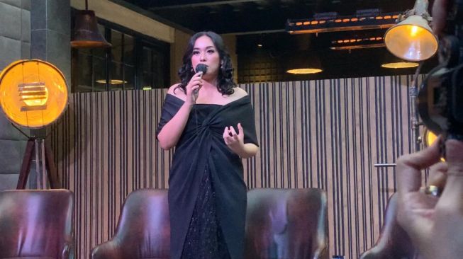 Mia Ismi di acara launching lagu perdananya, "Terjerat" di Jakarta, Selasa (14/6/202)[Adiyoga Priyambodo/Suara.com]