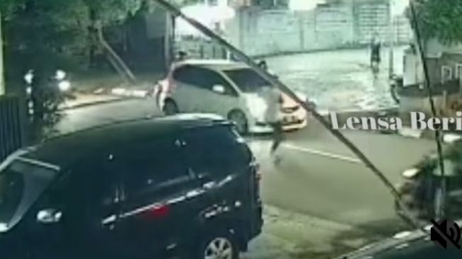 Tangkapan layar video viral kecelakaan maut mobil dan motor yang menewaskan seorang bocah di kawasan Pancoran, Jakarta Selatan, Selasa (14/6/2022). [Instagram @lensa_berita_jakarta]