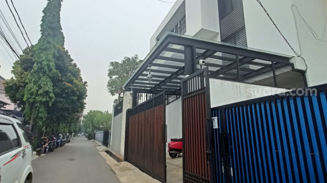 Rumah Nikita Mirzani di kawasan Pesanggrahan, Jakarta, Rabu (16/5/2022) [Suara.com/Rena Pangesti]