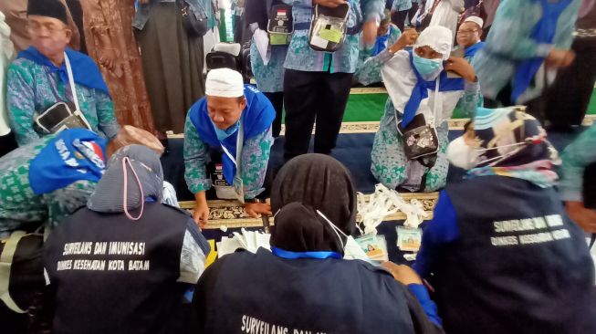 Jamaah Calon Haji Kepri Dibekali Ikan Bilis dan Uang Saku ke Tanah Suci