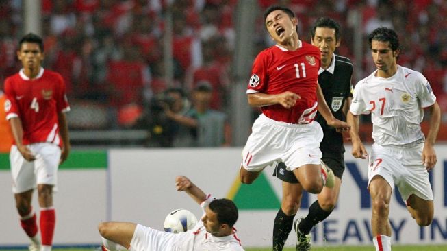 Kapten Timnas Indonesia di Piala Asia 2007 silam, Ponaryo Astaman (tengah). [JEWEL SAMAD / AFP]