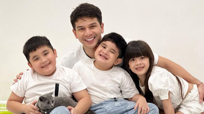 Potret Terbaru Anak Kembar Artis (Instagram/@ijonkfrizzy)